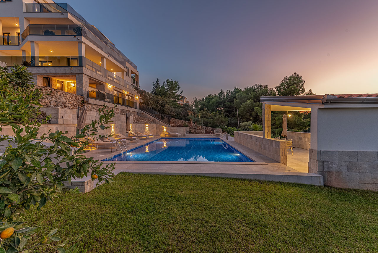 Murter Luxuxry apartment with heated pool